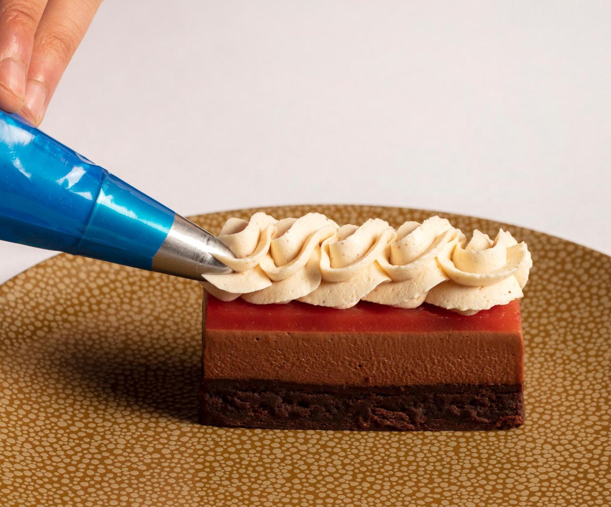 Schloss Roxburghe, Part Of Destination By Hyatt 外观 照片 A pastry chef icing a dessert
