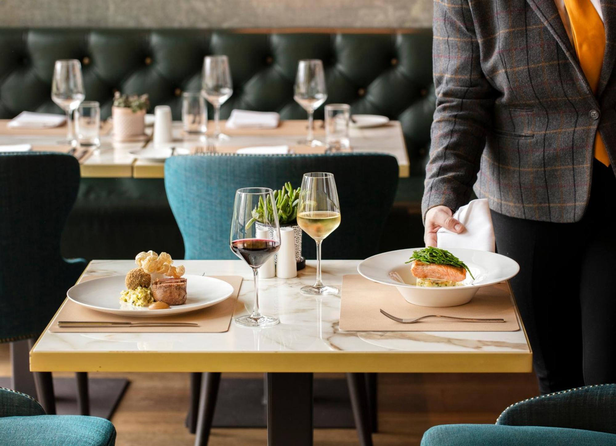 Schloss Roxburghe, Part Of Destination By Hyatt 外观 照片 A server clearing a table