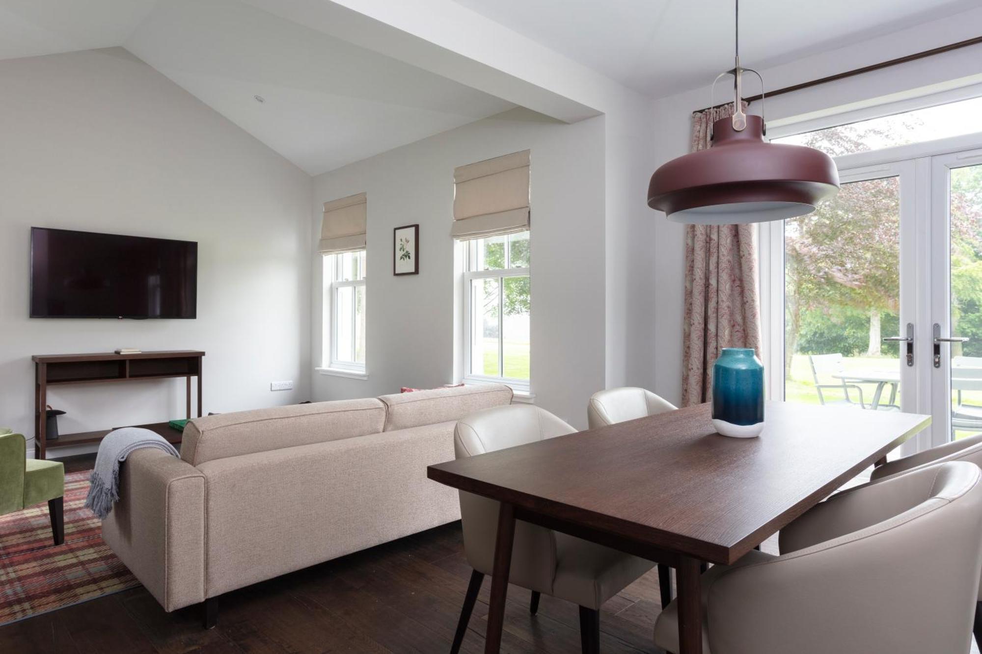 Schloss Roxburghe, Part Of Destination By Hyatt 外观 照片 A living room with a sofa and a table