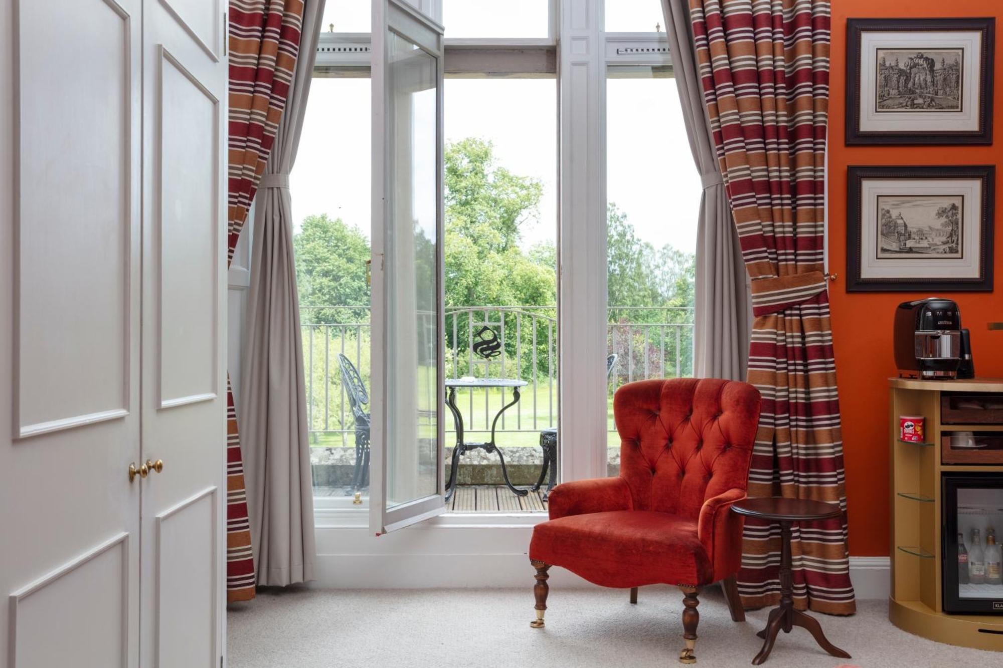 Schloss Roxburghe, Part Of Destination By Hyatt 外观 照片 A window with a window seat